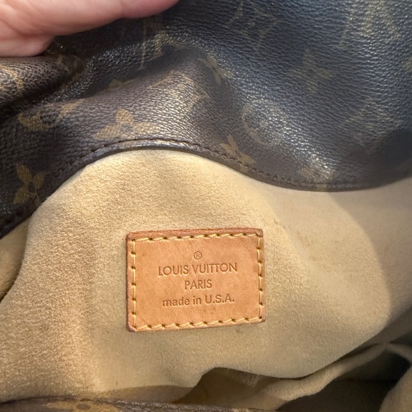 Louis Vuitton Monogram Artsy MM Shoulder Bag with Gold Accents - Picture 6 of 11